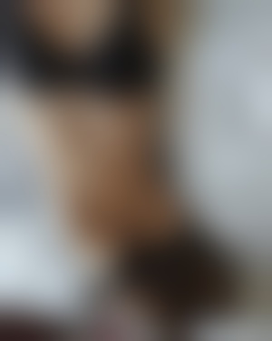 Ladyboy se sentant très féminine en lingerie