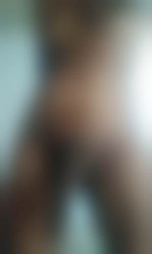 Transex black à la bite aux genoux