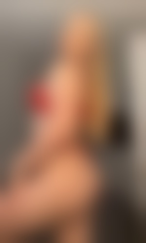 Une tranni rouge passion en string et soutifs sur Belfort 9000