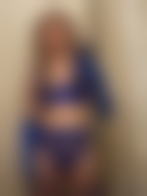 Crossdresser qui s’active et s’excite sur Autun 71
