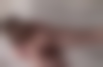 Qui vient me plaquer contre le mur et me baiser ?