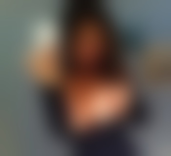 Tarbes : Mamelles de tgirl débordantes