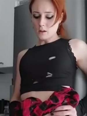 Une trans rousse s’admire jouir sur La Souterraine 23