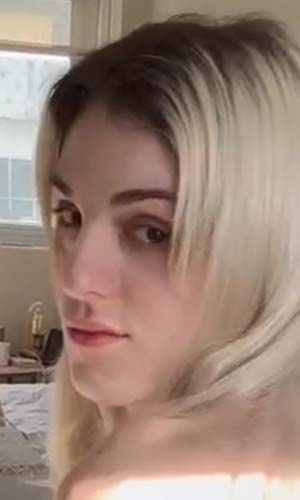 Trannie de Soignières dans les Yvelines simule la sodomie